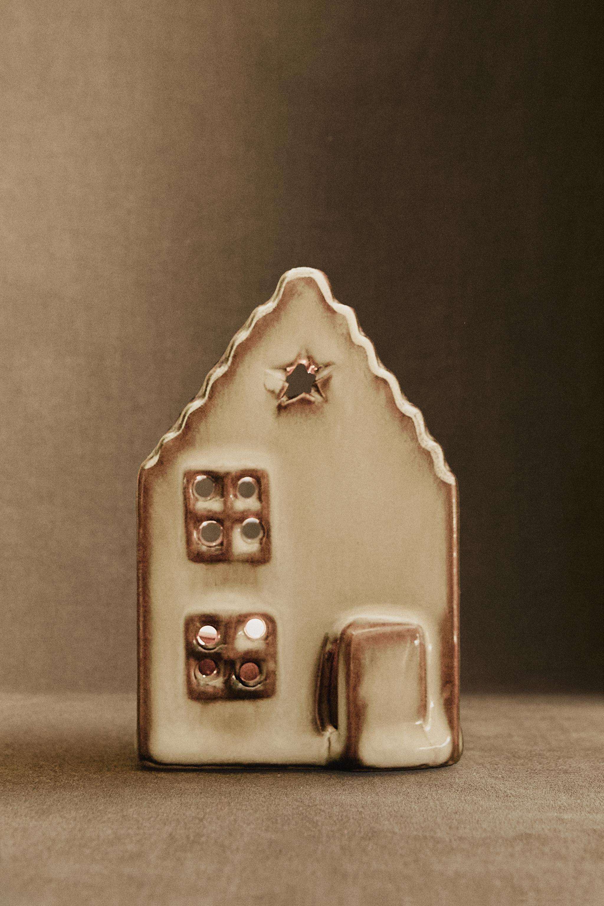 CHRISTMAS STAR CERAMIC HOUSE TEALIGHT HOLDER